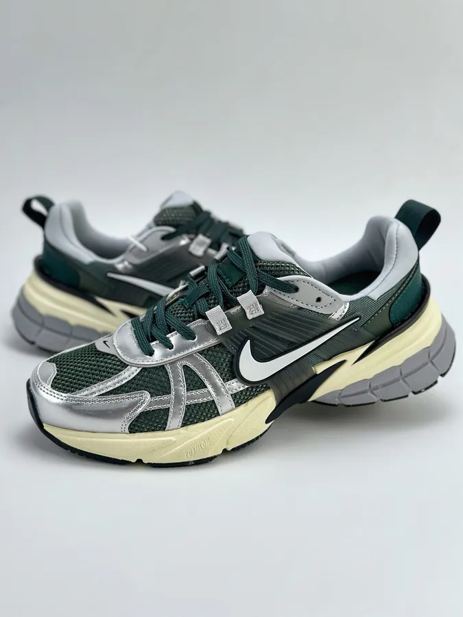 NIKE V2K Runtekk Retro Low Sneaker
