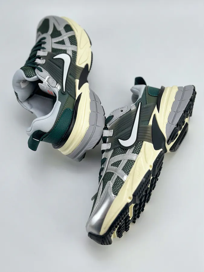NIKE V2K Runtekk Retro Low Sneaker