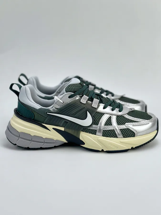 NIKE V2K Runtekk Retro Low Sneaker
