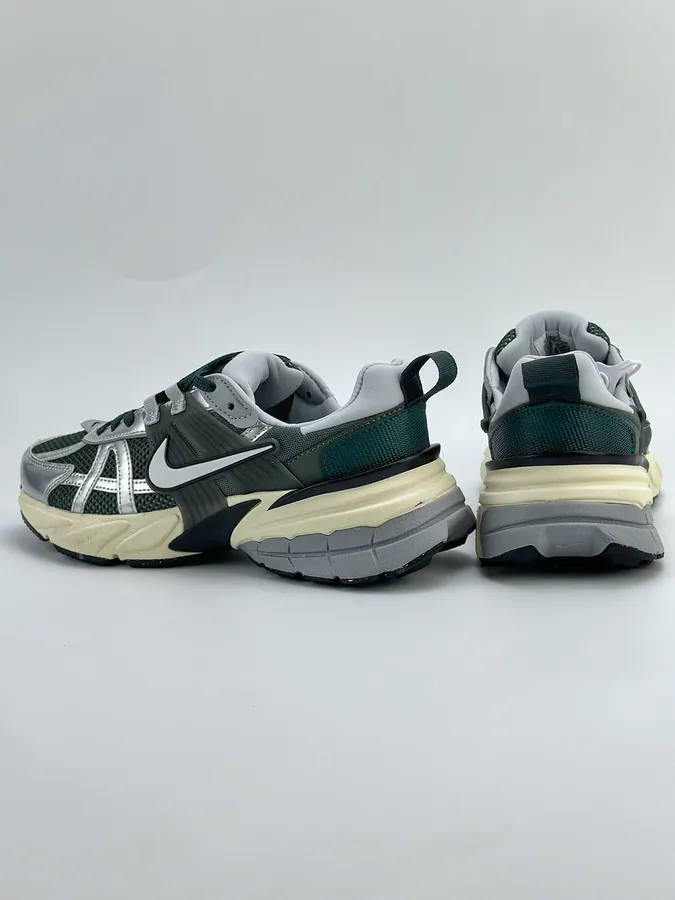 NIKE V2K Runtekk Retro Low Sneaker