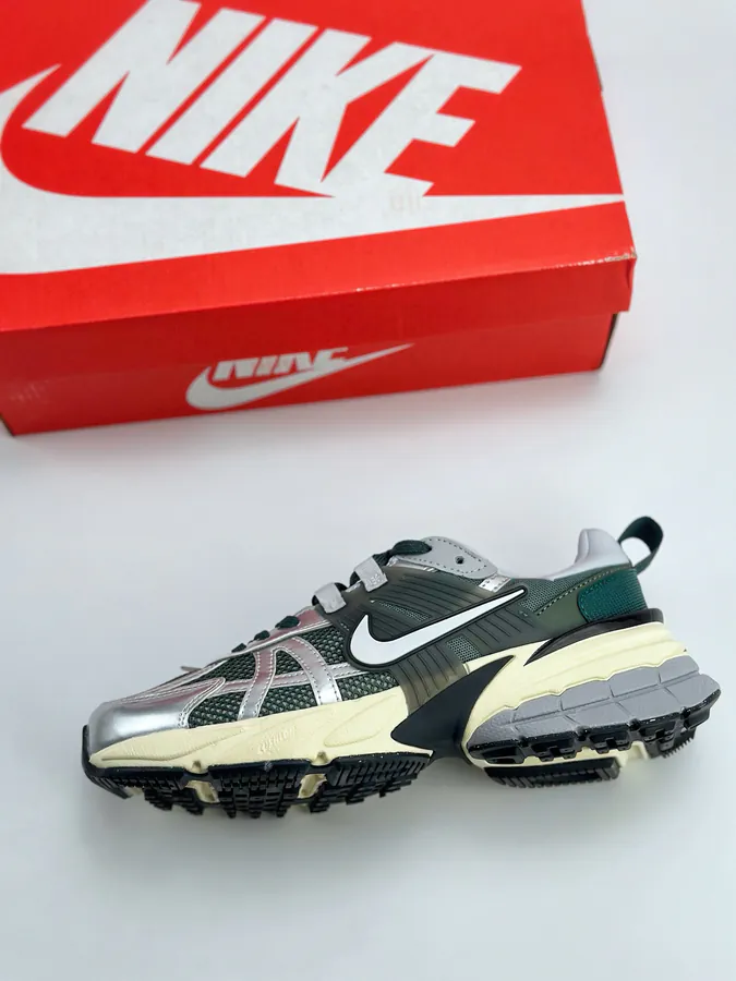 NIKE V2K Runtekk Retro Low Sneaker