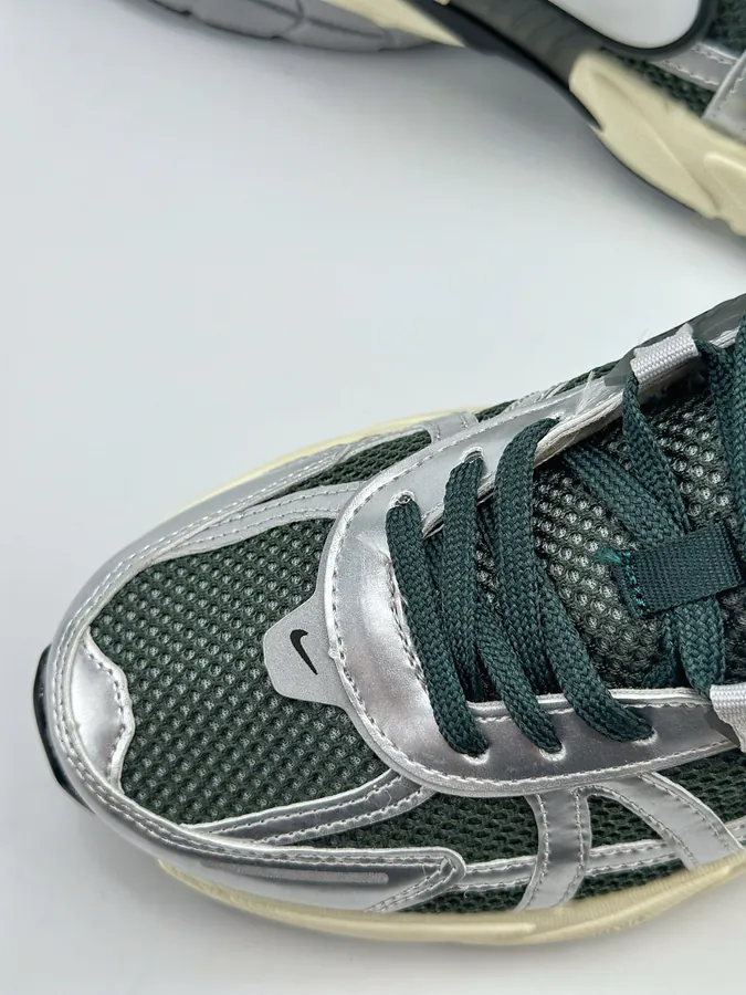NIKE V2K Runtekk Retro Low Sneaker