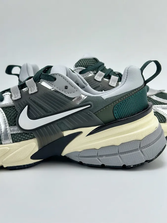 NIKE V2K Runtekk Retro Low Sneaker