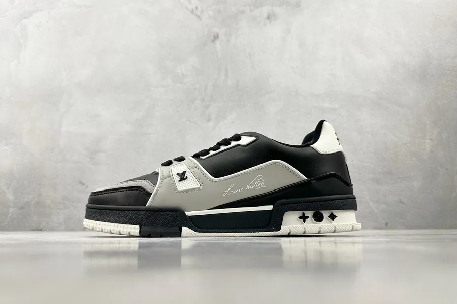 LOUIS VUITTON Trainer Black