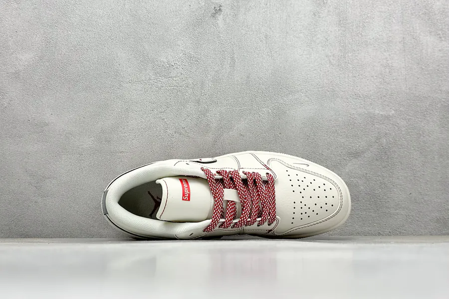 Air Jordan 1 Retro Low x Supreme in Pink