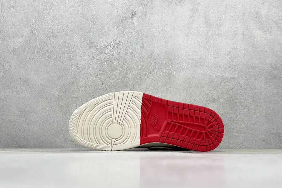 Air Jordan 1 Retro Low x Supreme in Pink