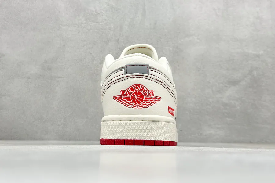 Air Jordan 1 Retro Low x Supreme in Pink