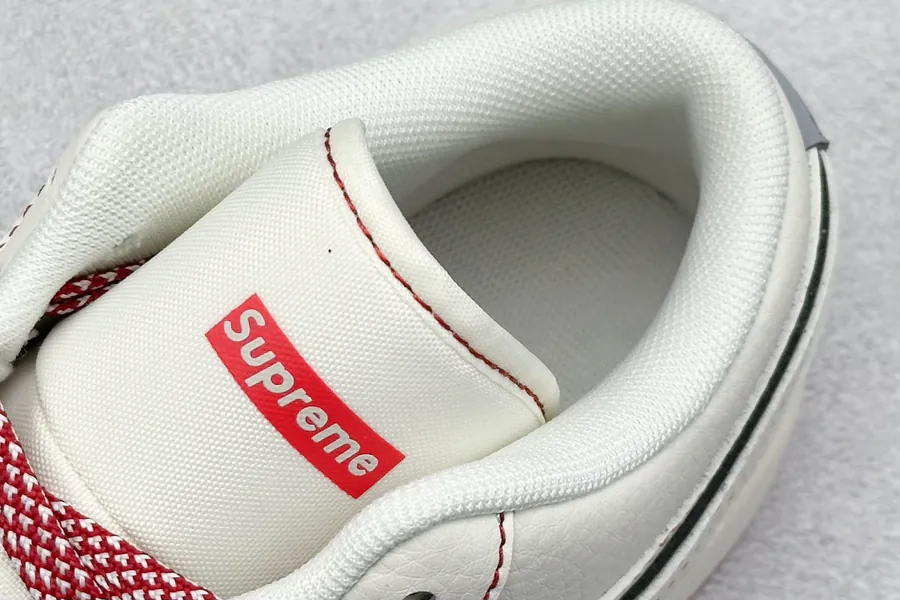Air Jordan 1 Retro Low x Supreme in Pink