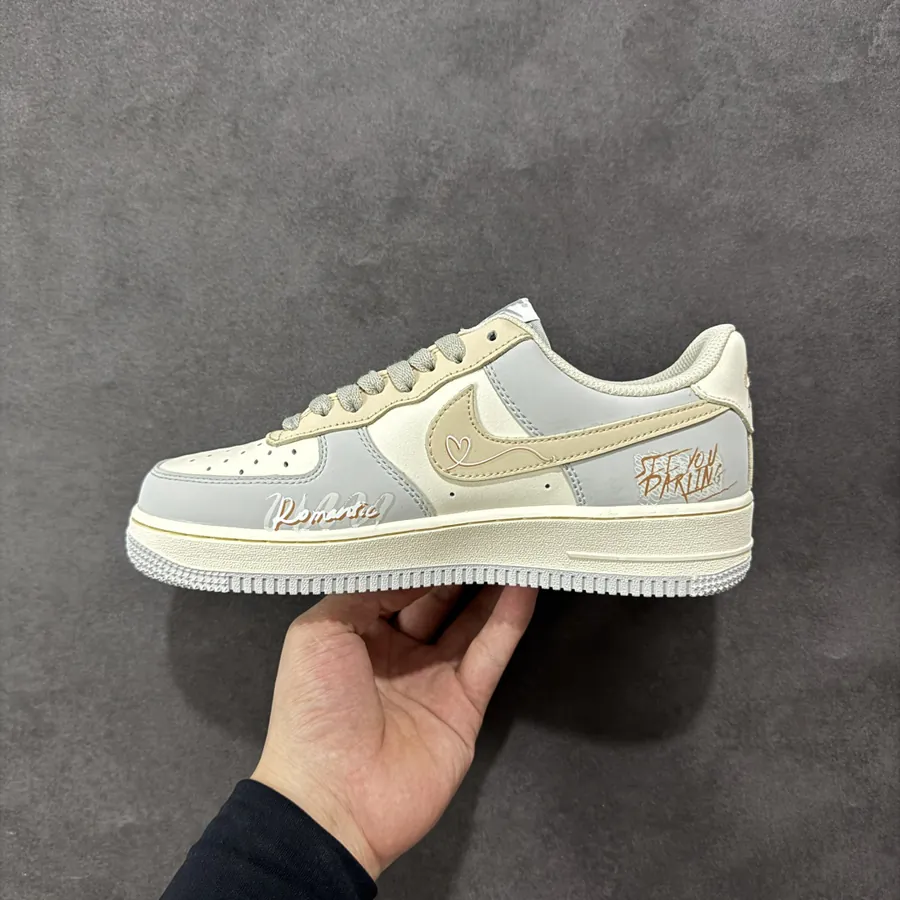 Nike Air Force 1 Low 07 Grained Calfskin, Classic Low Sneaker