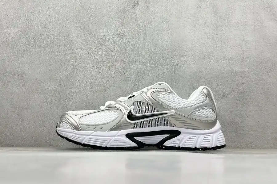 Nike V5 RNR Classic Retro Sneaker
