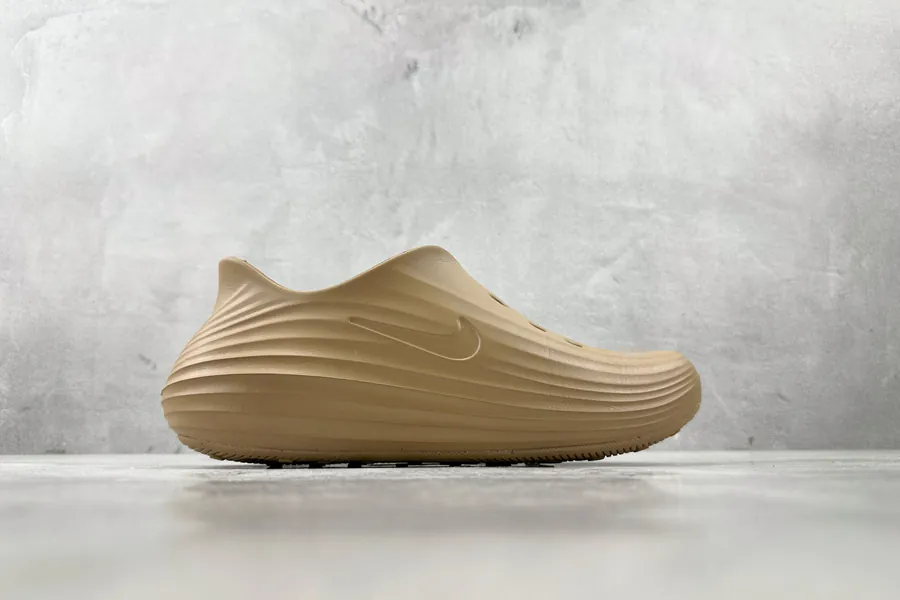 Nike ReactX Rejuven8 in Khaki