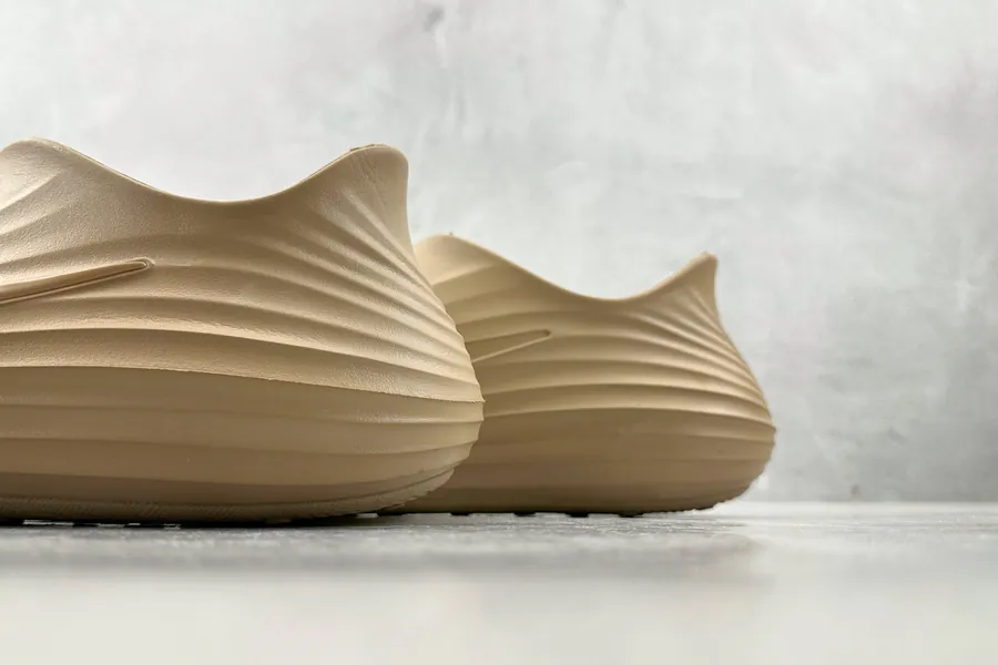 Nike ReactX Rejuven8 in Khaki