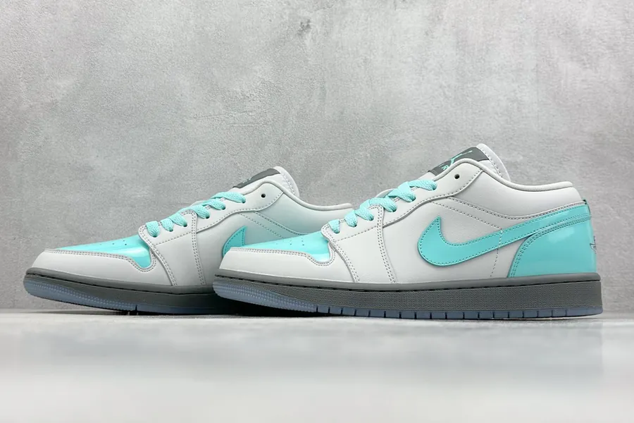 AJ1 Original Low Sneaker in Gray Blue Toe