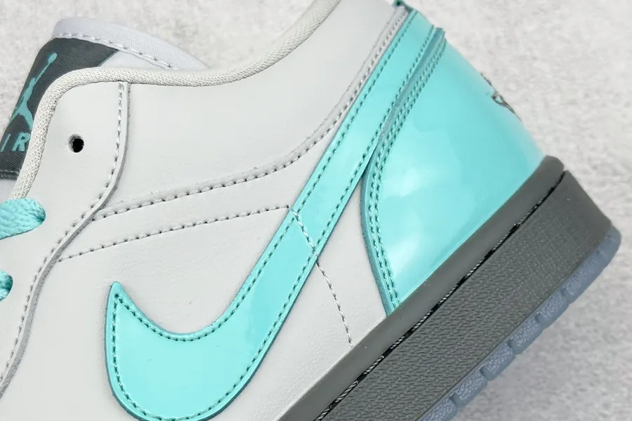 AJ1 Original Low Sneaker in Gray Blue Toe