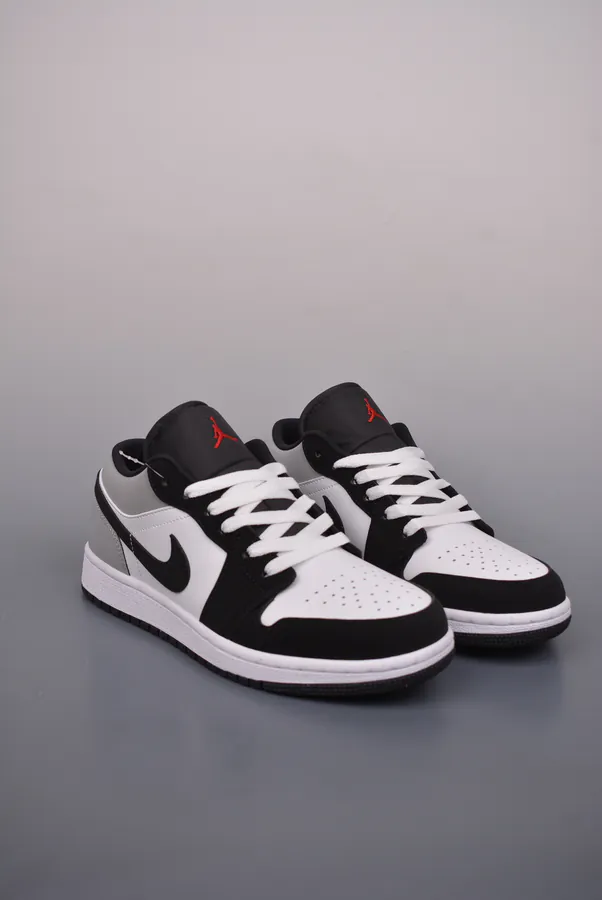 AJ1 Original Low Sneaker Black and Gray Toe