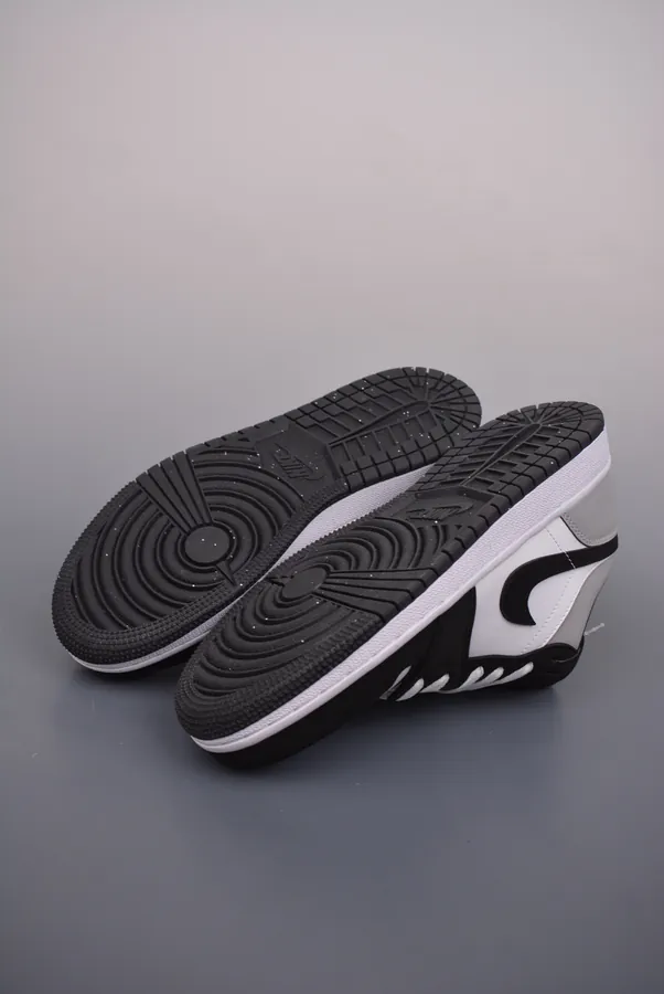 AJ1 Original Low Sneaker Black and Gray Toe