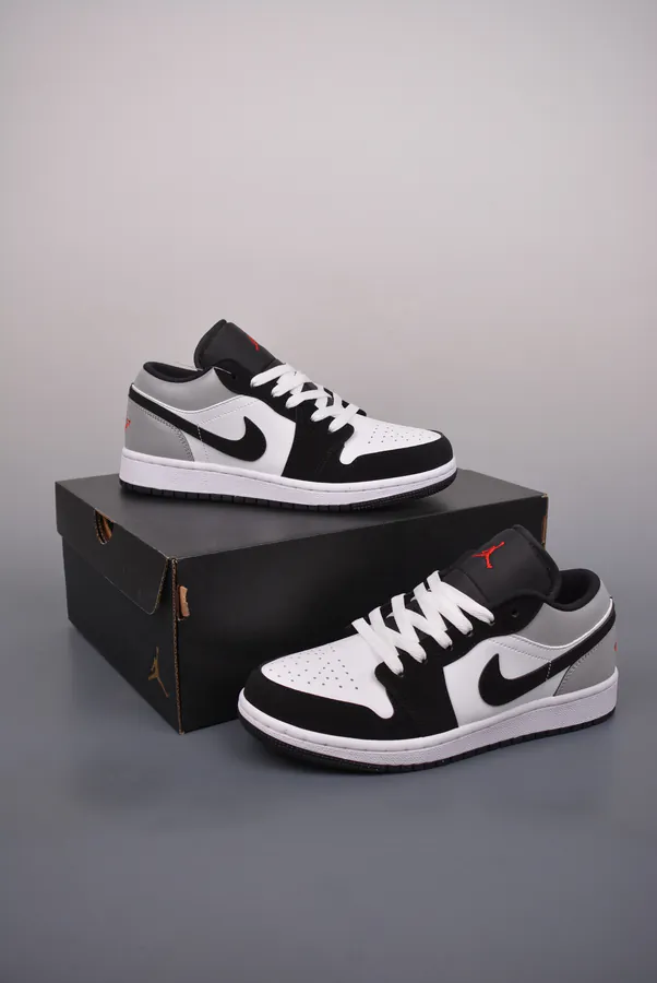 AJ1 Original Low Sneaker Black and Gray Toe
