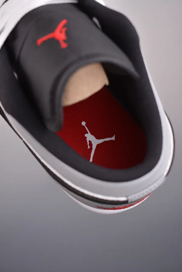 AJ1 Original Low Sneaker Black and Gray Toe