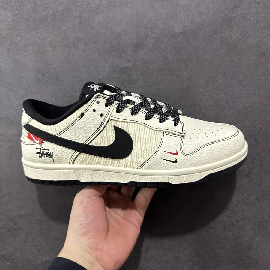 Nike SB Dunk Low Stussy Collaboration Low Sneaker