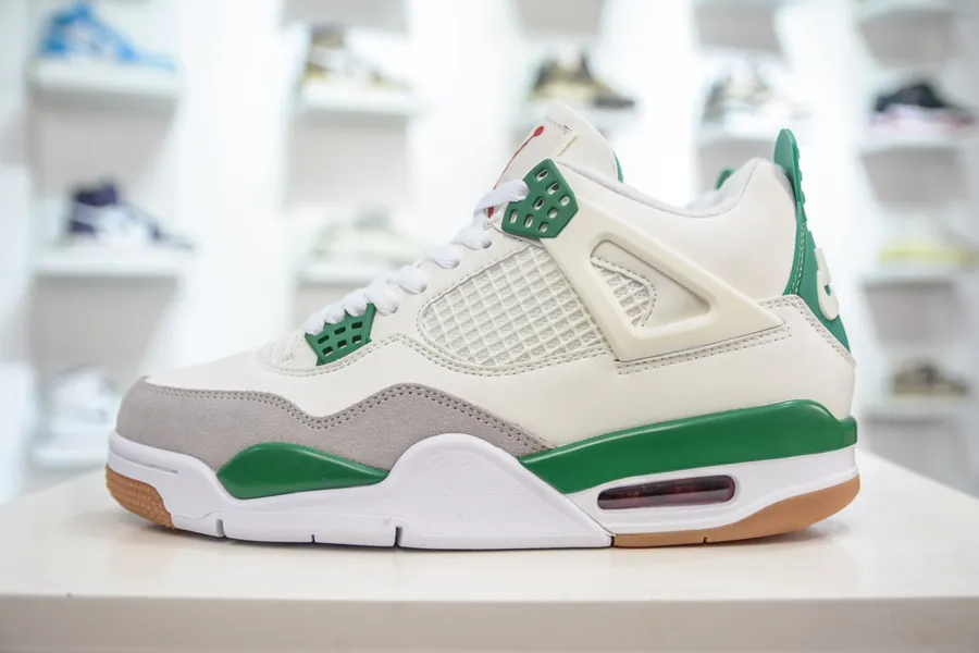 Nike SB x Jordan Air Jordan 4 'Pine Green' Retro Basketball Shoe