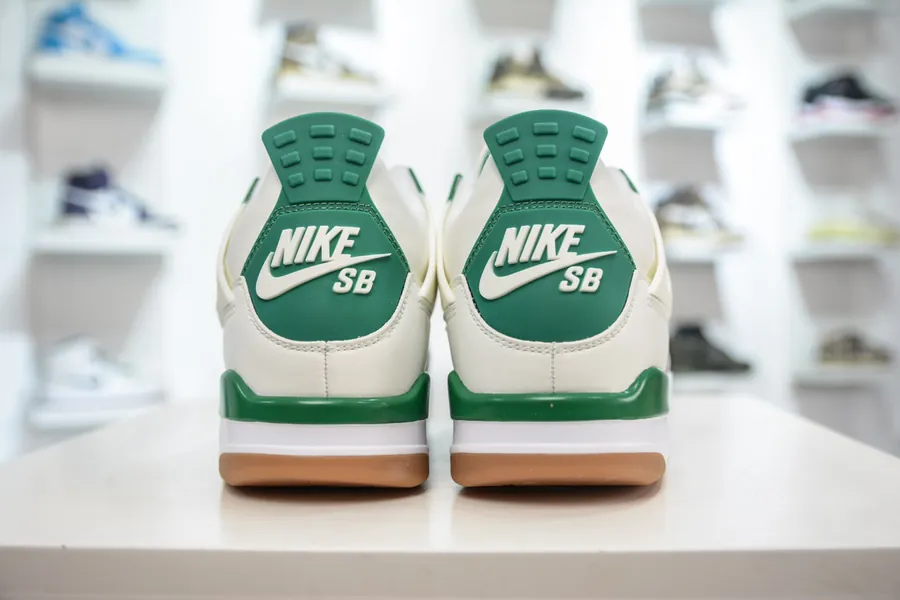 Nike SB x Jordan Air Jordan 4 'Pine Green' Retro Basketball Shoe