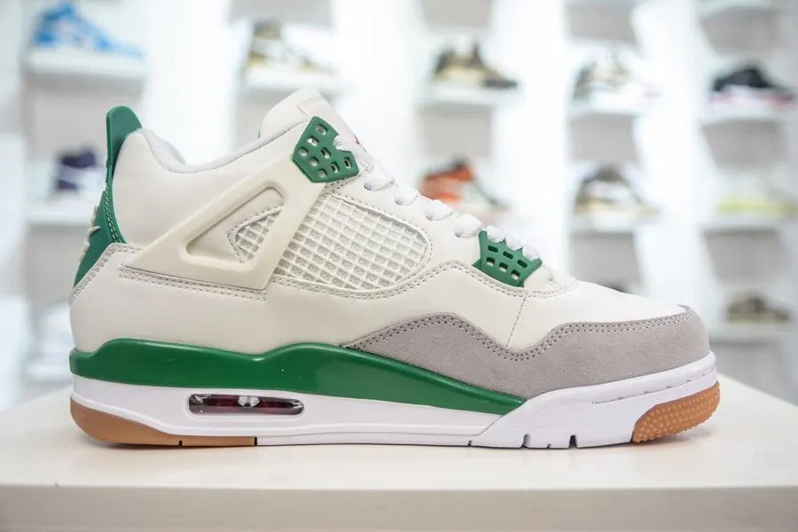 Nike SB x Jordan Air Jordan 4 'Pine Green' Retro Basketball Shoe
