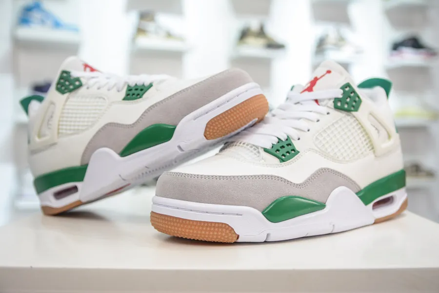 Nike SB x Jordan Air Jordan 4 'Pine Green' Retro Basketball Shoe