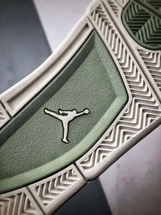 Air Jordan 4 'Ssafoam' in Mint Green
