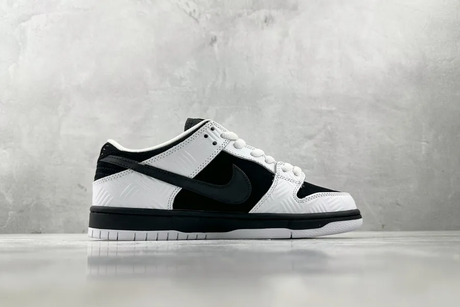 TIGHTBOOTH x Nike Dunk SB Low
