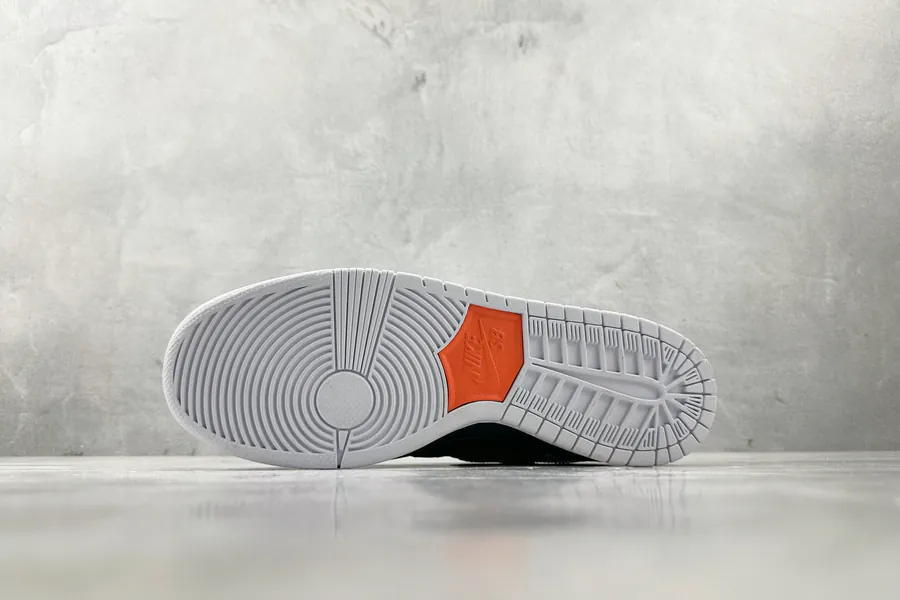 TIGHTBOOTH x Nike Dunk SB Low