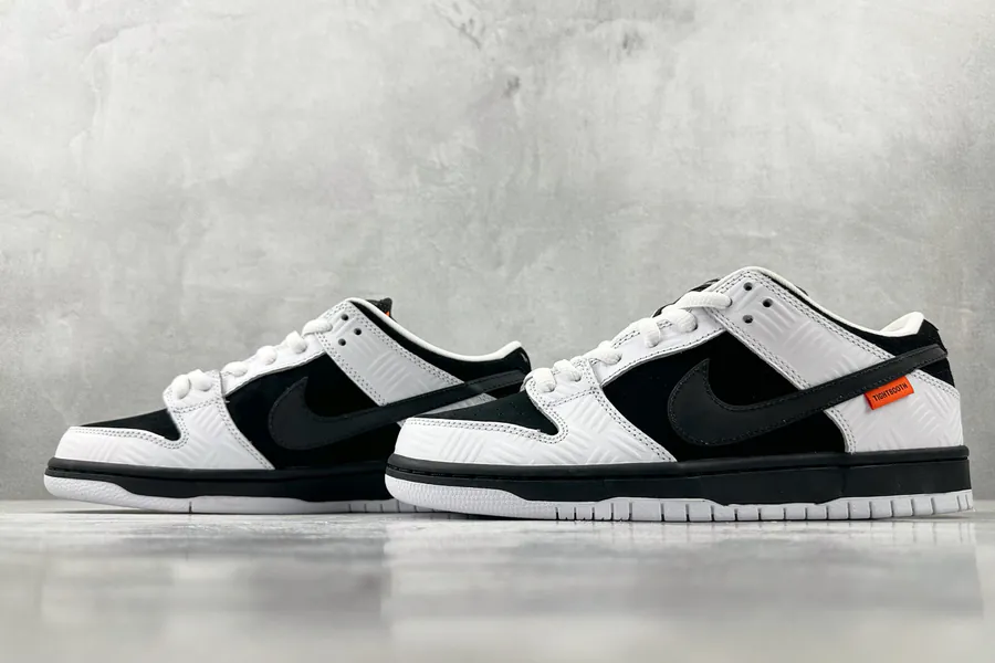 TIGHTBOOTH x Nike Dunk SB Low