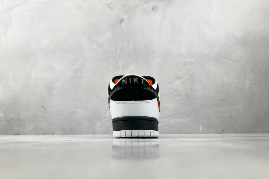 TIGHTBOOTH x Nike Dunk SB Low