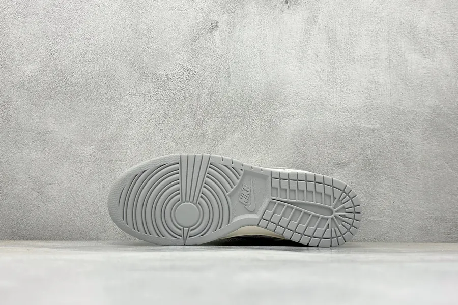 Nike SB Dunk Low x BURBERRY White Grey Small Chevron