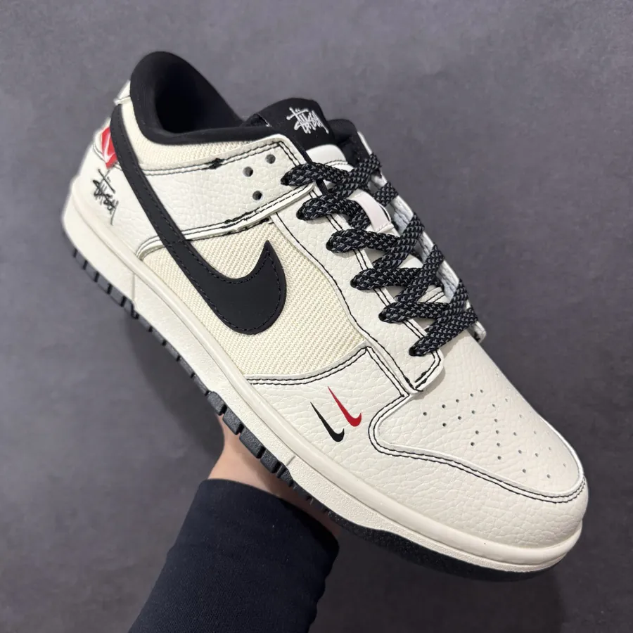 Nike SB Dunk Low Stussy Collaboration Low Top Sneaker