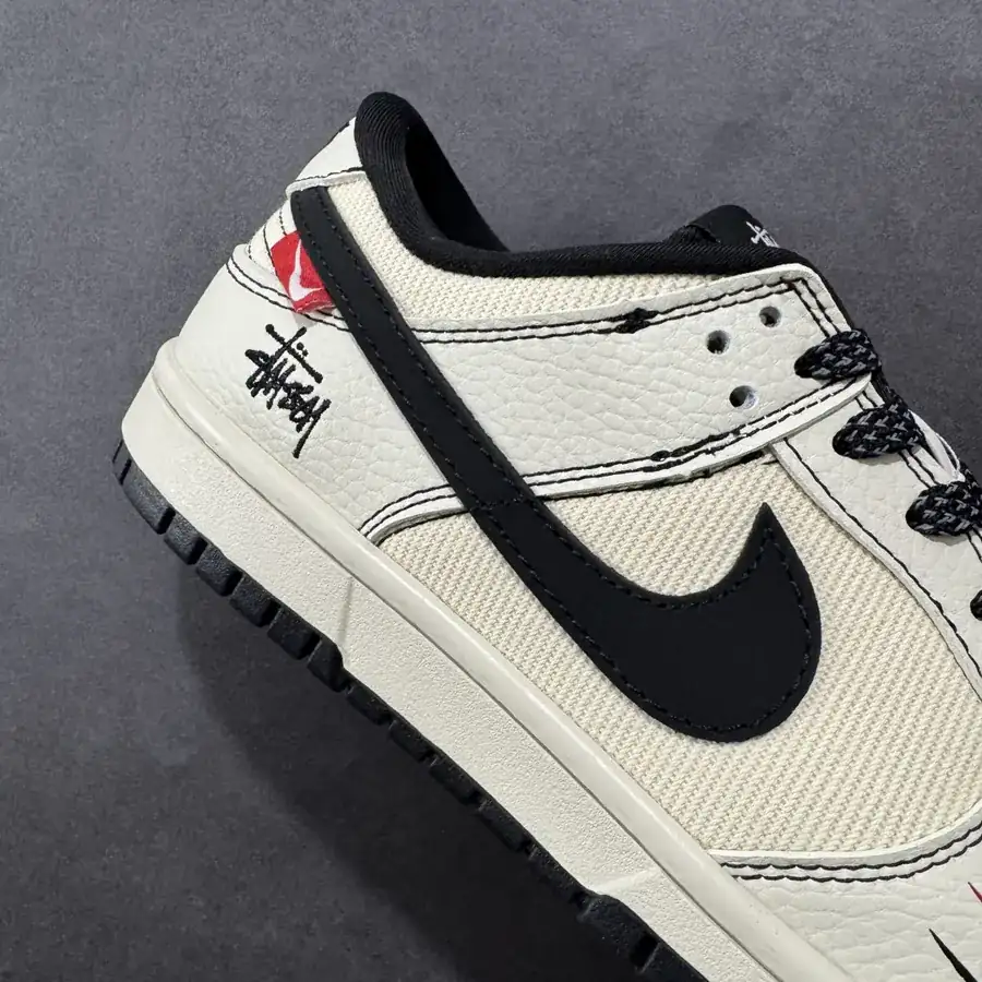 Nike SB Dunk Low Stussy Collaboration Low Top Sneaker
