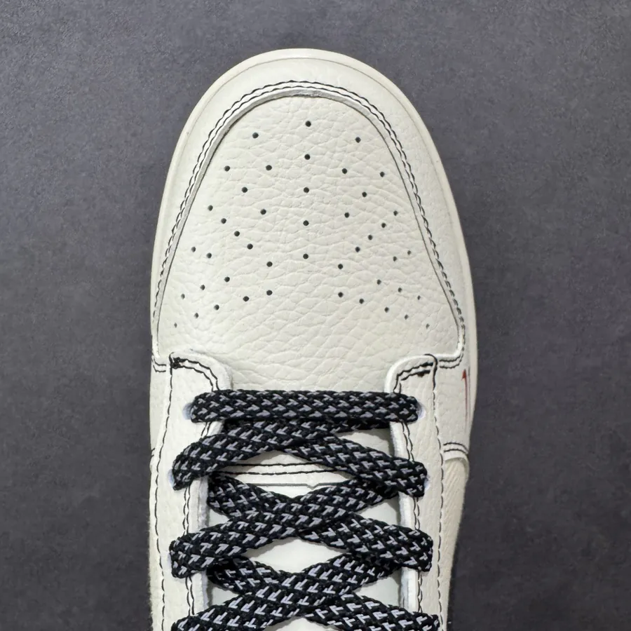 Nike SB Dunk Low Stussy Collaboration Low Top Sneaker