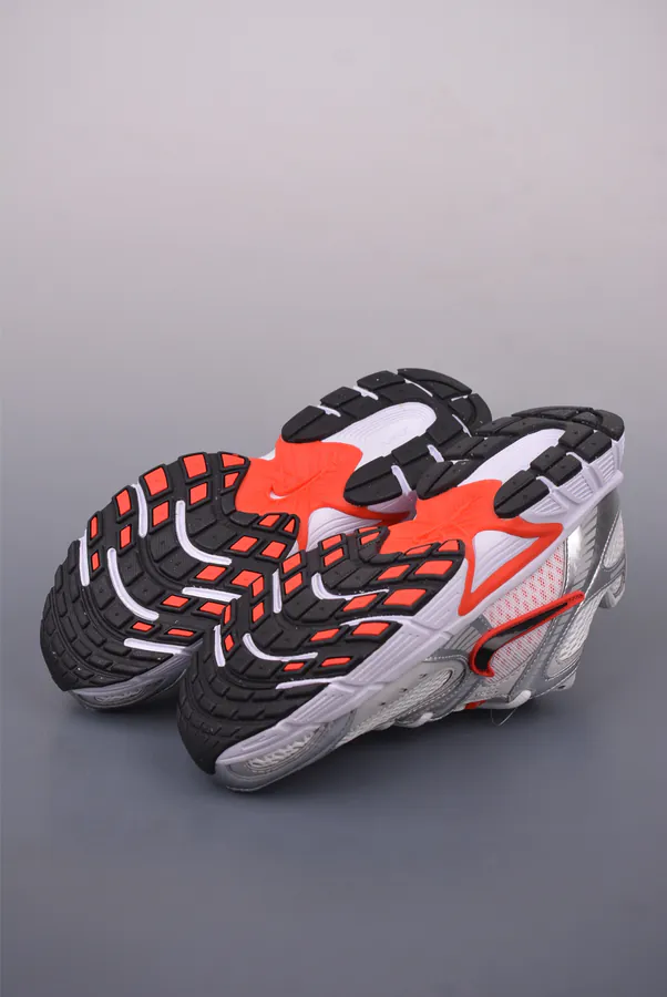 Nike V5 RNR Classic Running Shoes with Comfort and Style