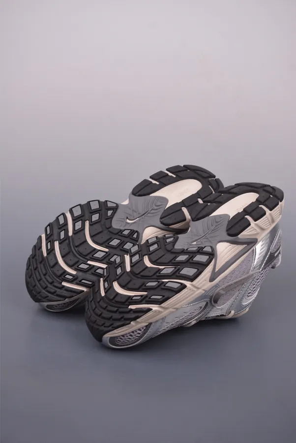 Nike V5 RNR Company Level Running Shoes