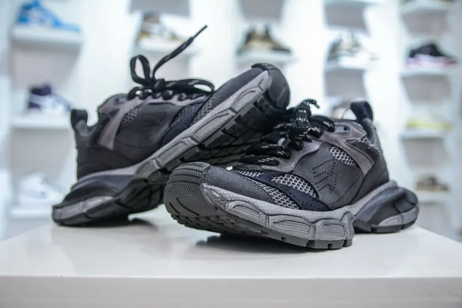 BALENCIAGA 3XL Sneakers Vintage Distressed Edition