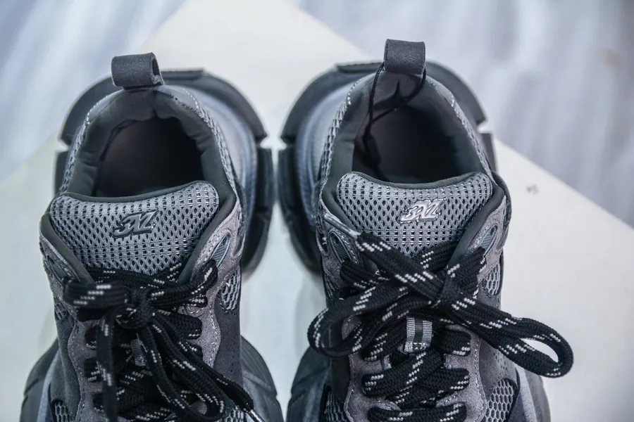 BALENCIAGA 3XL Sneakers Vintage Distressed Edition