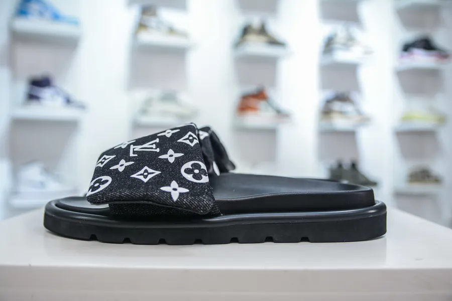 LOUIS VUITTON Classic Trainer Sneaker
