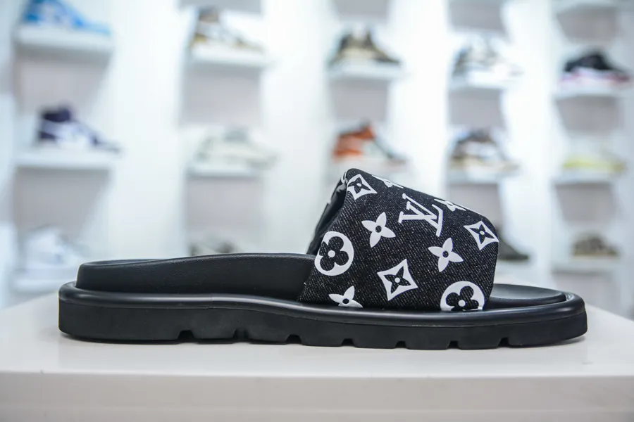 LOUIS VUITTON Classic Trainer Sneaker