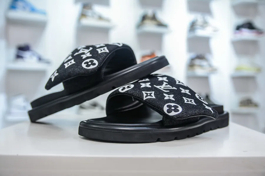 LOUIS VUITTON Classic Trainer Sneaker