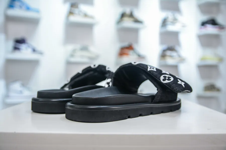 LOUIS VUITTON Classic Trainer Sneaker