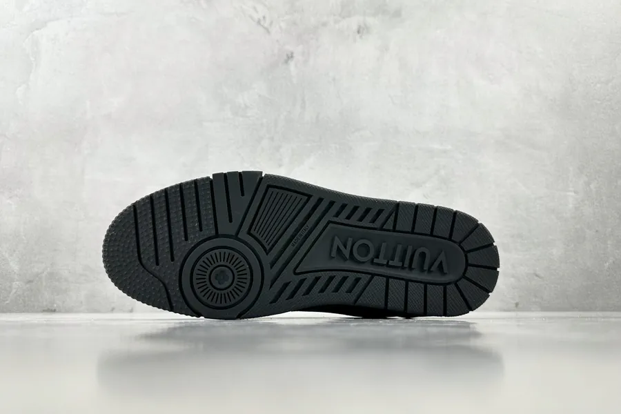 LOUIS VUITTON Trainer Black