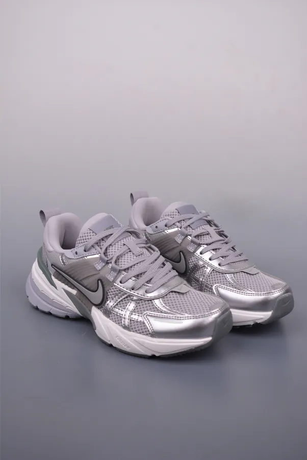 NIKE V2K Runtekk Exclusive Original Retro Low Sneaker