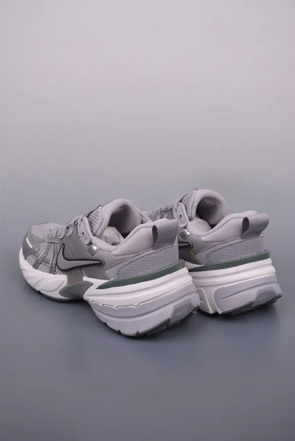 NIKE V2K Runtekk Exclusive Original Retro Low Sneaker