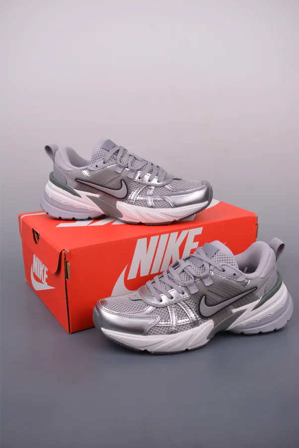 NIKE V2K Runtekk Exclusive Original Retro Low Sneaker