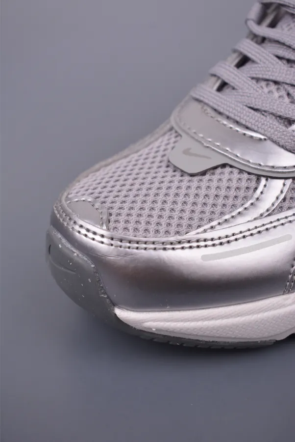 NIKE V2K Runtekk Exclusive Original Retro Low Sneaker