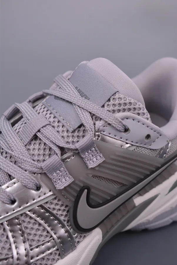 NIKE V2K Runtekk Exclusive Original Retro Low Sneaker